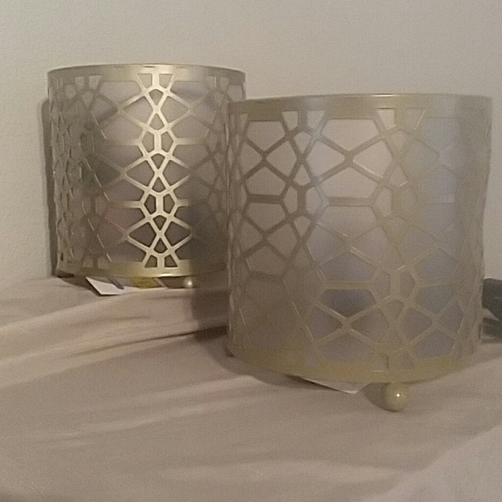 2 nightstand lamps / lights
